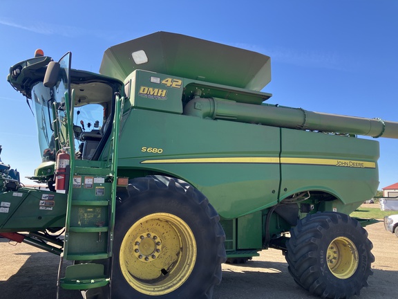 2017 John Deere S680 Combine