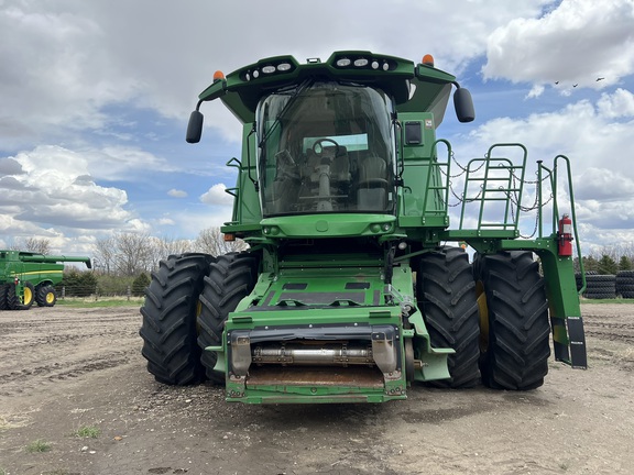 2017 John Deere S680 Combine