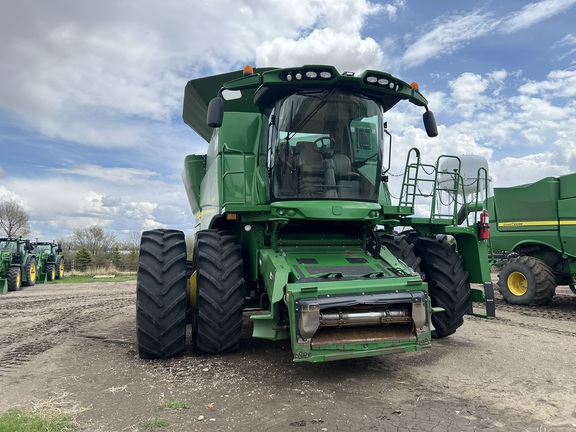 2017 John Deere S680 Combine