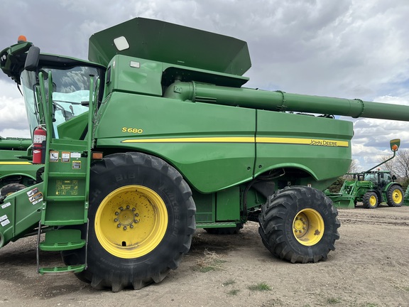 2017 John Deere S680 Combine