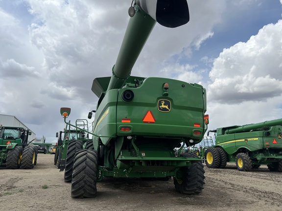 2017 John Deere S680 Combine