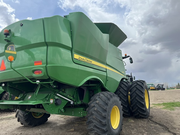 2017 John Deere S680 Combine