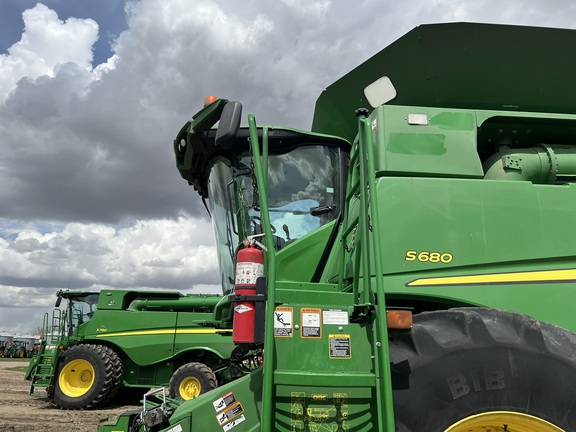 2017 John Deere S680 Combine