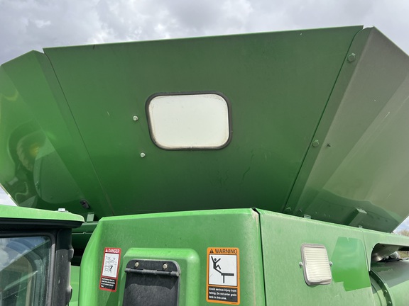 2017 John Deere S680 Combine