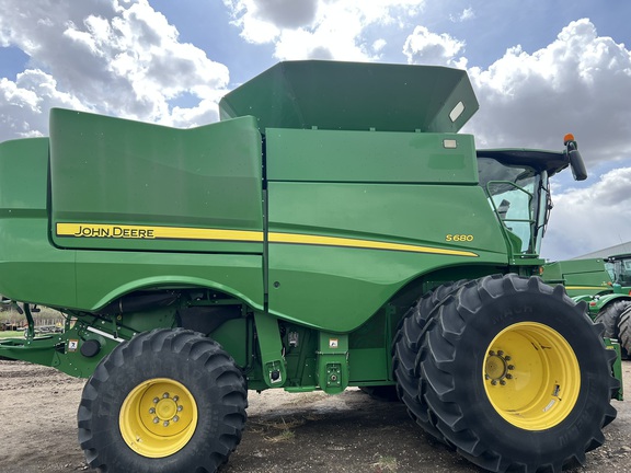 2017 John Deere S680 Combine