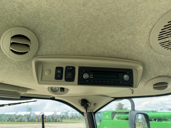 2017 John Deere S680 Combine