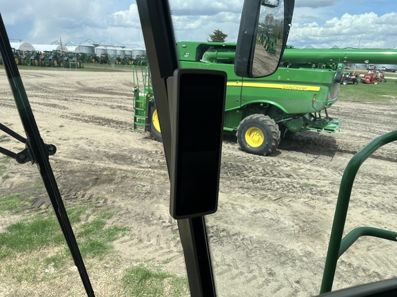 2017 John Deere S680 Combine