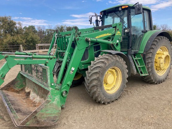 2009 John Deere 7330 Tractor