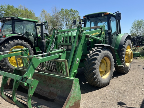 2009 John Deere 7330 Tractor