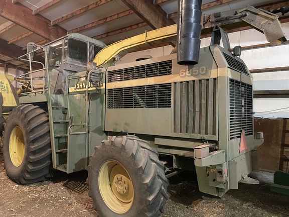 2000 John Deere 6850 Forage Harvester