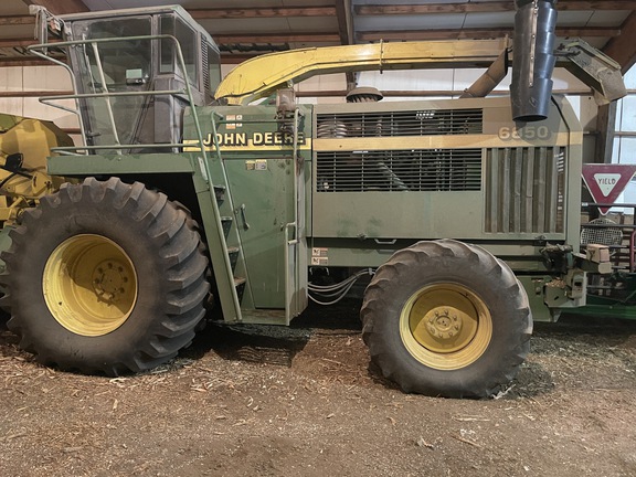 2000 John Deere 6850 Forage Harvester