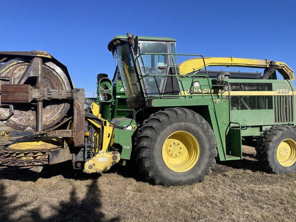 2000 John Deere 6850 Forage Harvester