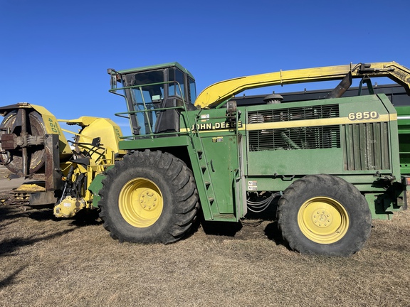 2000 John Deere 6850 Forage Harvester