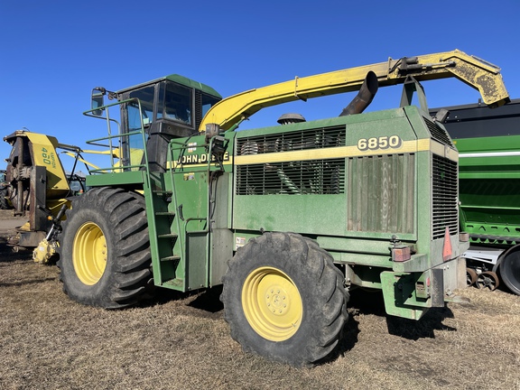2000 John Deere 6850 Forage Harvester