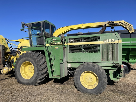 2000 John Deere 6850 Forage Harvester