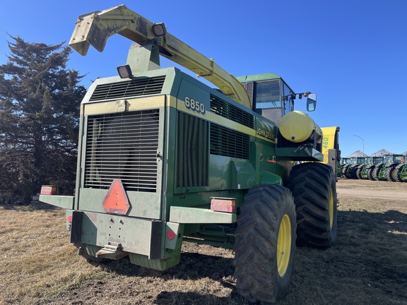 2000 John Deere 6850 Forage Harvester