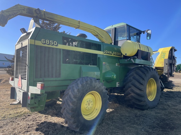 2000 John Deere 6850 Forage Harvester