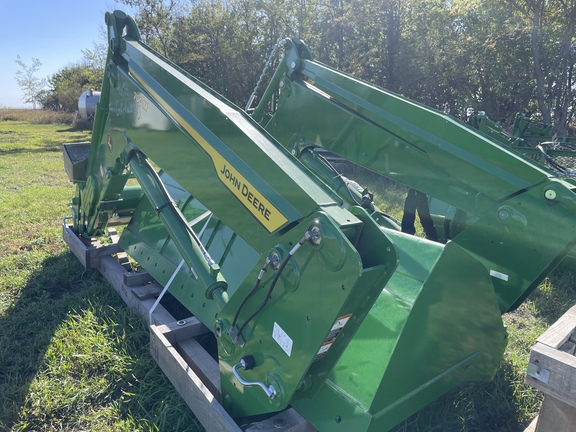 2025 John Deere 7R 250 Tractor