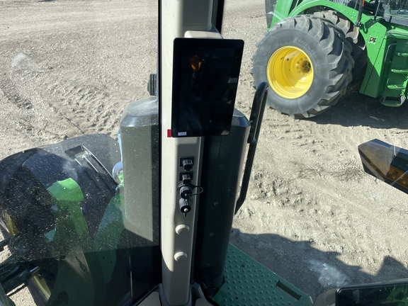 2025 John Deere 7R 250 Tractor