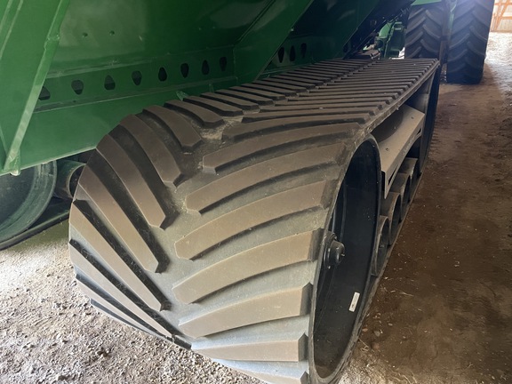 2022 Brent 1596 Grain Cart