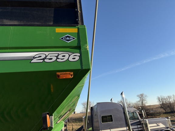 2022 Brent 2596 Grain Cart