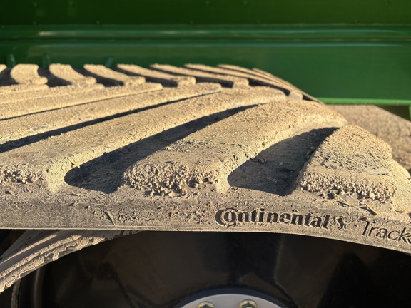 2022 Brent 2596 Grain Cart