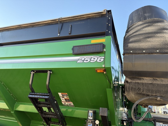 2022 Brent 2596 Grain Cart