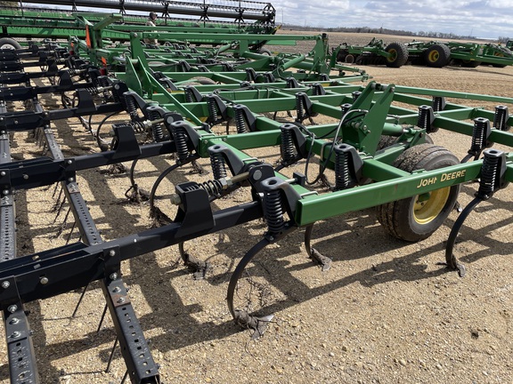 2004 John Deere 2210 Field Cultivator