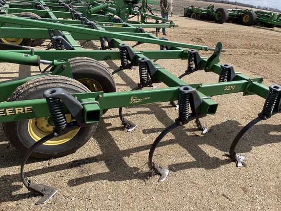 2004 John Deere 2210 Field Cultivator