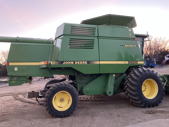 1994 John Deere 9600 Combine