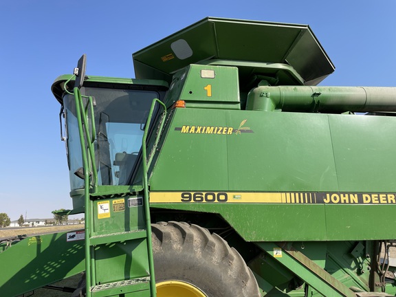 1994 John Deere 9600 Combine