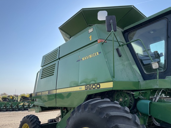 1994 John Deere 9600 Combine