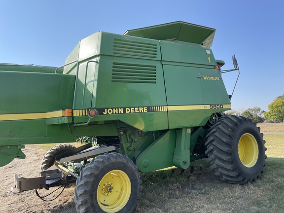 1994 John Deere 9600 Combine