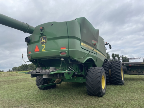 2017 John Deere S680 Combine