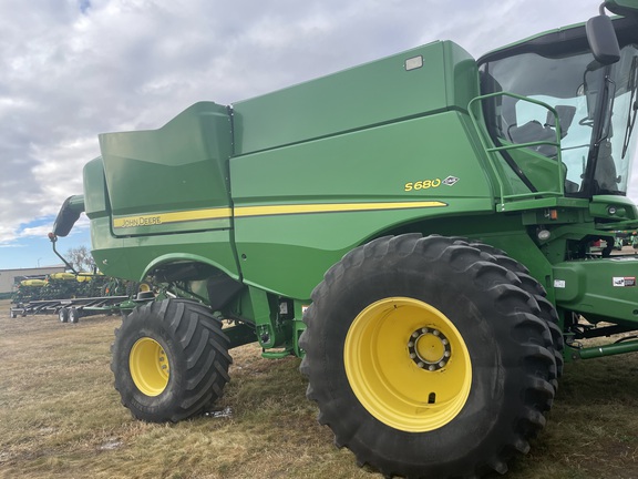 2017 John Deere S680 Combine