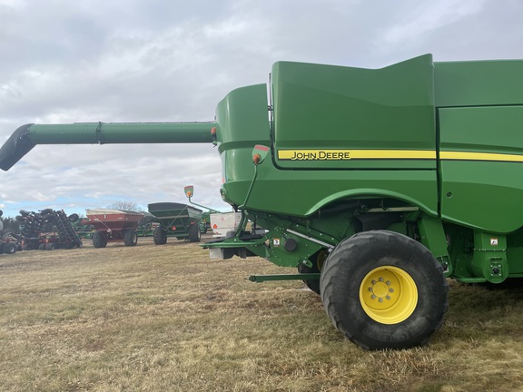 2017 John Deere S680 Combine