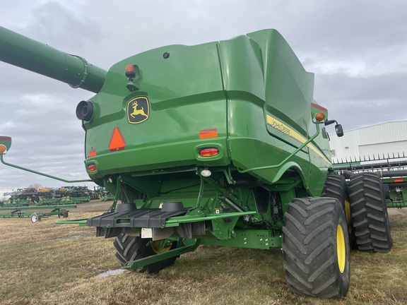 2017 John Deere S680 Combine