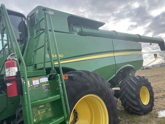 2017 John Deere S680 Combine