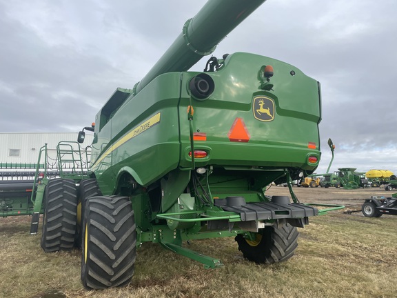 2017 John Deere S680 Combine