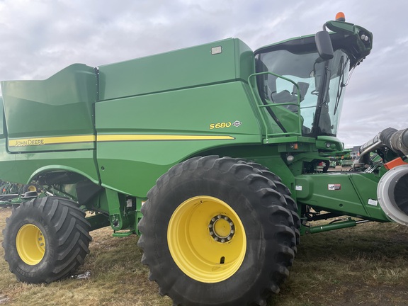 2017 John Deere S680 Combine