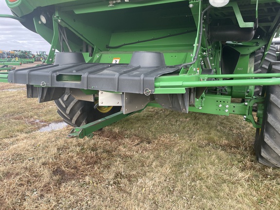 2017 John Deere S680 Combine