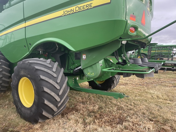 2017 John Deere S680 Combine