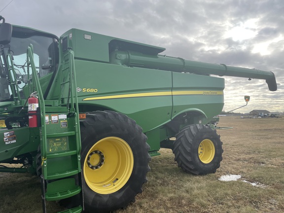 2017 John Deere S680 Combine