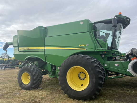 2017 John Deere S680 Combine