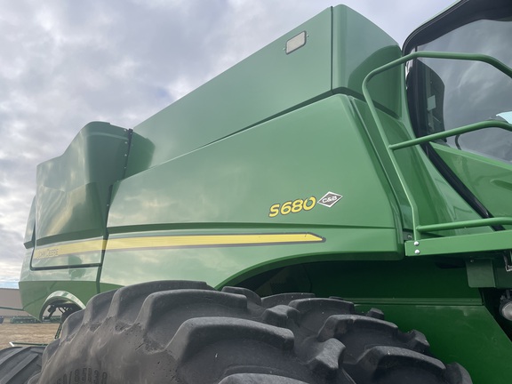 2017 John Deere S680 Combine