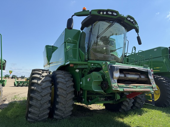 2017 John Deere S680 Combine