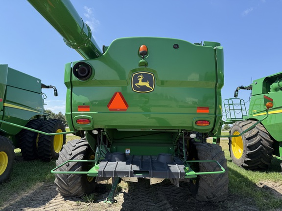 2017 John Deere S680 Combine