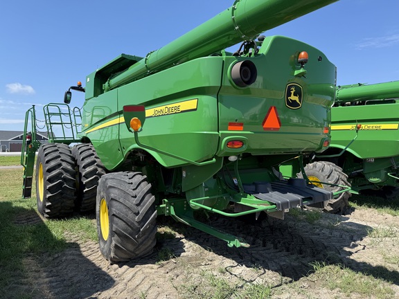 2017 John Deere S680 Combine