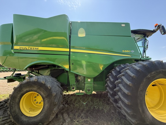 2017 John Deere S680 Combine