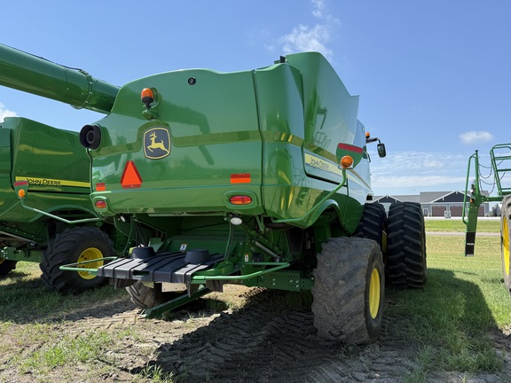 2017 John Deere S680 Combine